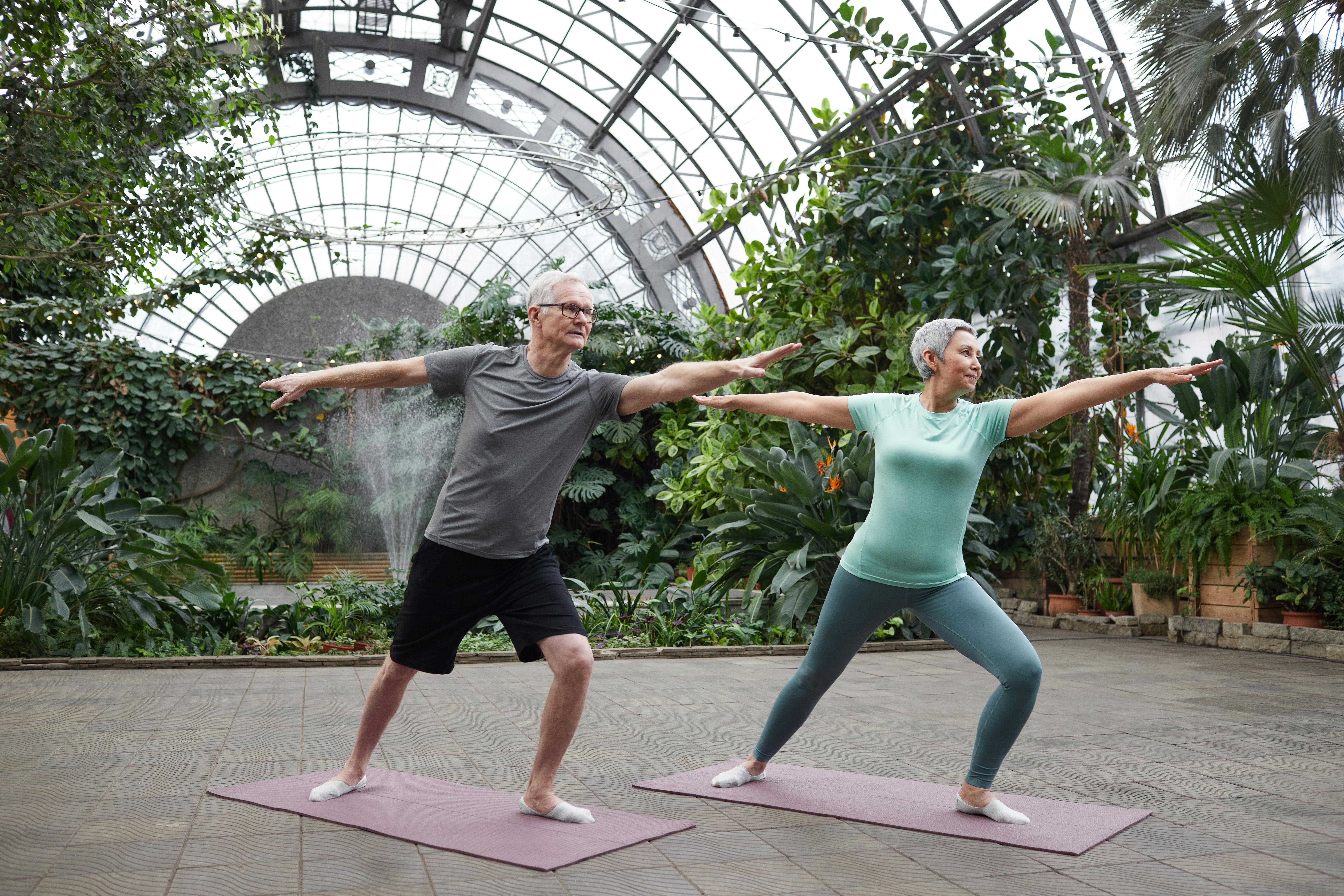Senioren machen Yoga – gesunder Lebensstil und Vitalität ab 50